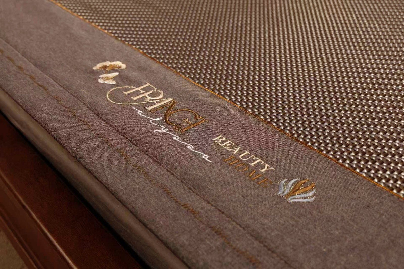 COTV全球直播-安吉柏宇家居科技有限公司专业生产：PE凉感滕席夏季睡眠产品，设计创新、匠心制造、款式多样，现货供应并承接来样定制及内外贸订单业务，深得客户口碑，欢迎大家光临！