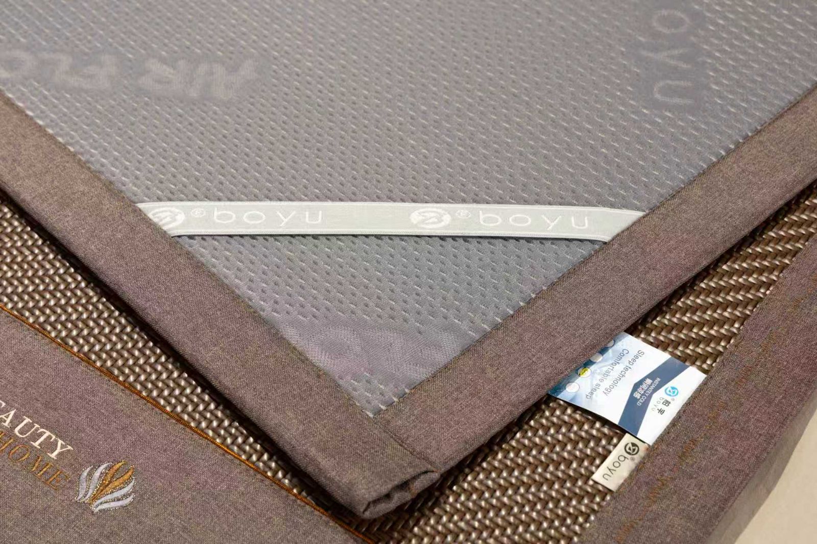 COTV全球直播-安吉柏宇家居科技有限公司专业生产：PE凉感滕席夏季睡眠产品，设计创新、匠心制造、款式多样，现货供应并承接来样定制及内外贸订单业务，深得客户口碑，欢迎大家光临！