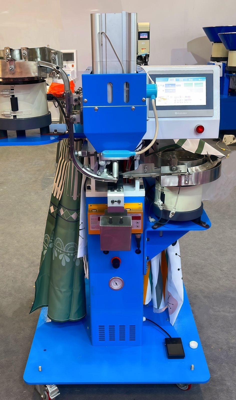 COTV全球直播-温州市煜丰机械制造厂专业生产自动冲孔打扣机、五爪扣，摇头扣、铆钉、四合扣、槽扣、鸡眼扣、自动冲孔打扣窗帘环一体机以及自动上胶围拉链机、锤平机、折边机、包条机，欢迎大家光临！