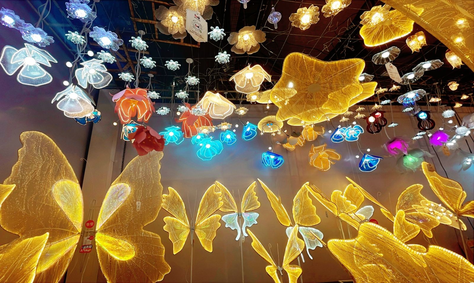 COTV全球直播-广东博达道具有限公司专业生产婚庆道具、美陈道具、宴会厅道具、软装道具及户外亮化灯具 、公共音响系统等产品,承接一站式设计、生产、落地施工一条龙服务,欢迎大家光临! COTV全球直播-广东博达道具有限公司专业生产婚庆道具、美陈道具、宴会厅道具、软装道具及户外亮化灯具 、公共音响系统等产品,承接一站式设计、生产、落地施工一条龙服务,欢迎大家光临!