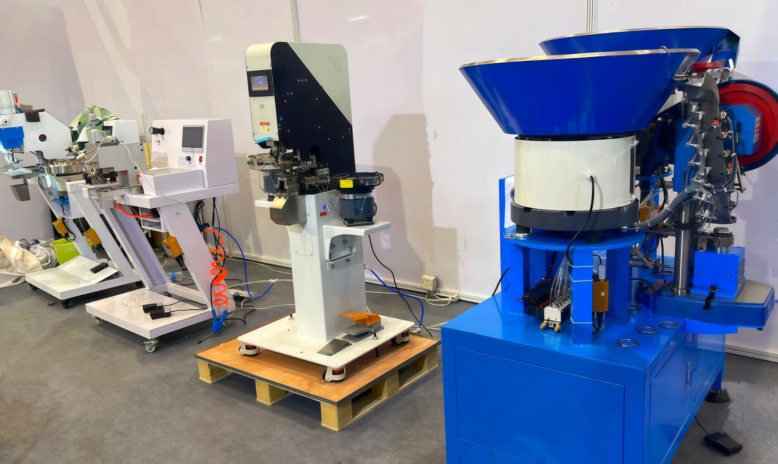 COTV全球直播-温州市煜丰机械制造厂专业生产自动冲孔打扣机、五爪扣，摇头扣、铆钉、四合扣、槽扣、鸡眼扣、自动冲孔打扣窗帘环一体机以及自动上胶围拉链机、锤平机、折边机、包条机，欢迎大家光临！