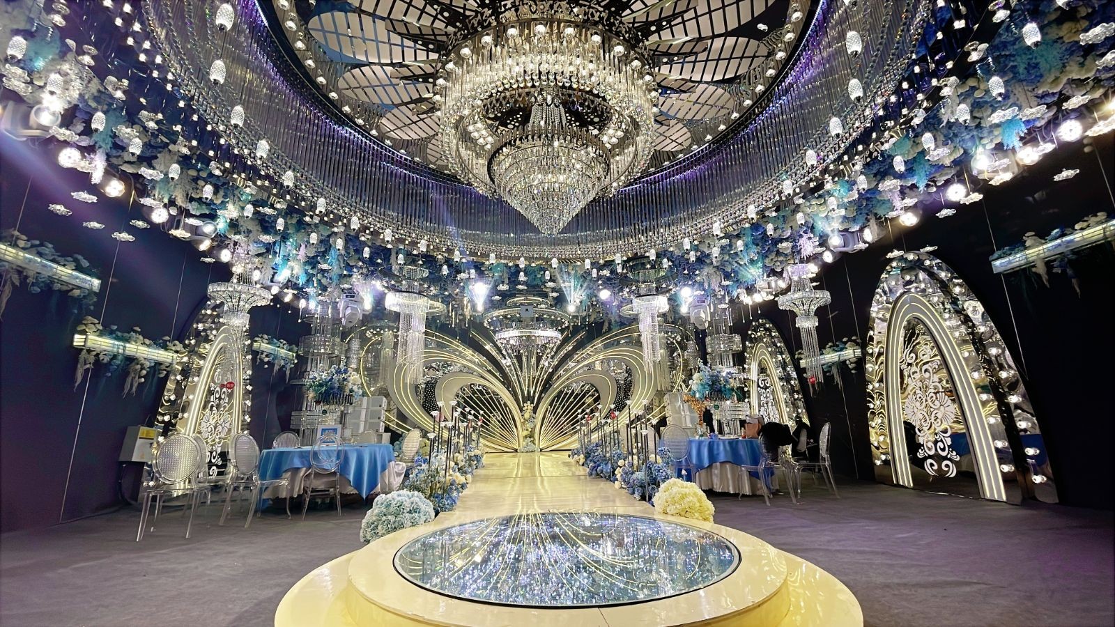 COTV全球直播-广东博达道具有限公司专业生产婚庆道具、美陈道具、宴会厅道具、软装道具及户外亮化灯具 、公共音响系统等产品,承接一站式设计、生产、落地施工一条龙服务,欢迎大家光临! COTV全球直播-广东博达道具有限公司专业生产婚庆道具、美陈道具、宴会厅道具、软装道具及户外亮化灯具 、公共音响系统等产品,承接一站式设计、生产、落地施工一条龙服务,欢迎大家光临!