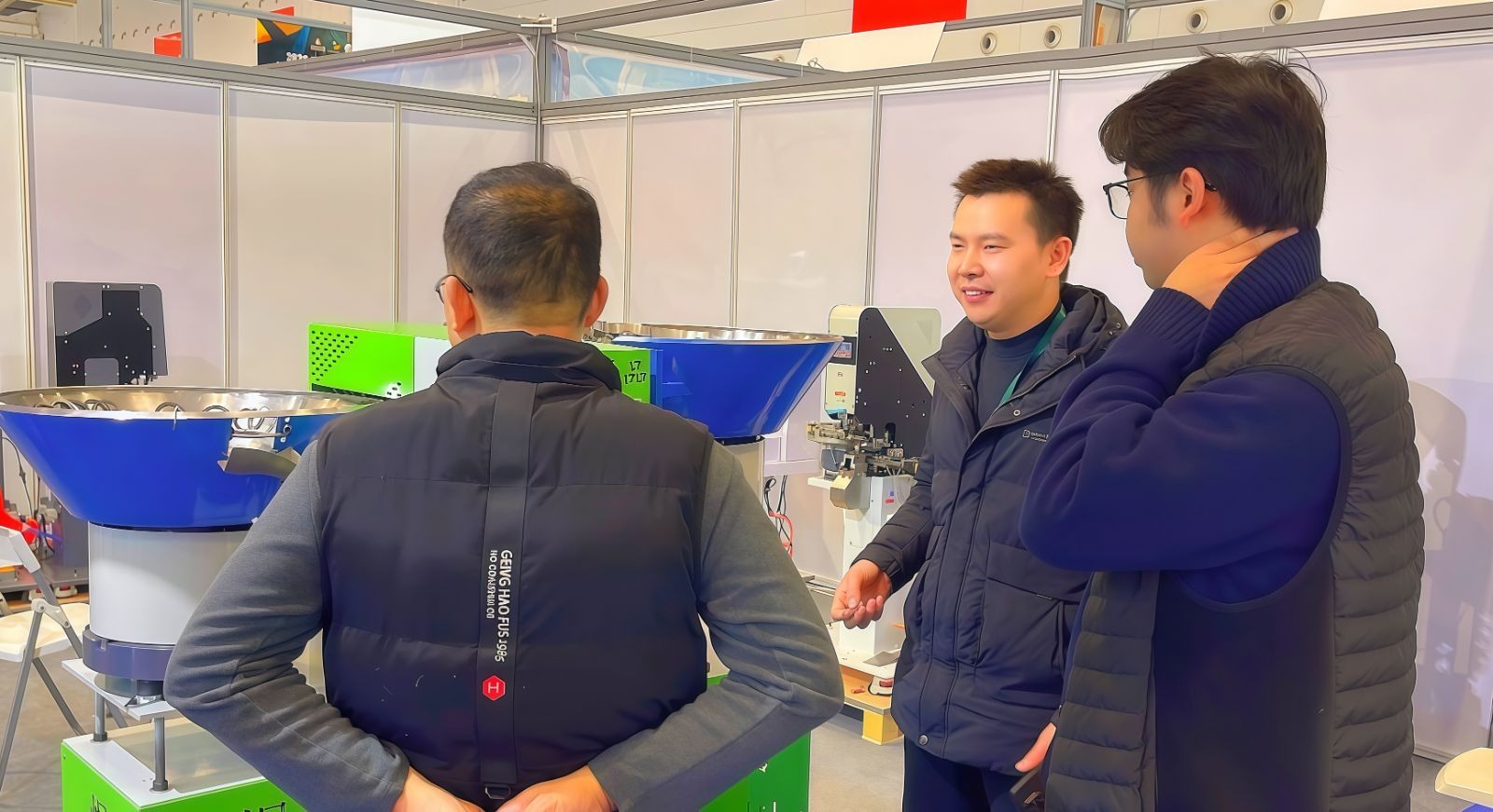 COTV全球直播-温州市煜丰机械制造厂专业生产自动冲孔打扣机、五爪扣，摇头扣、铆钉、四合扣、槽扣、鸡眼扣、自动冲孔打扣窗帘环一体机以及自动上胶围拉链机、锤平机、折边机、包条机，欢迎大家光临！