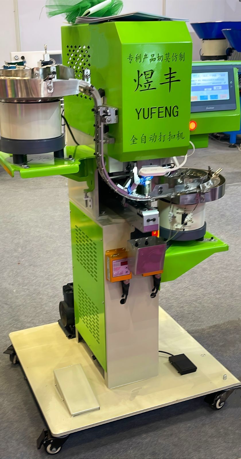 COTV全球直播-温州市煜丰机械制造厂专业生产自动冲孔打扣机、五爪扣，摇头扣、铆钉、四合扣、槽扣、鸡眼扣、自动冲孔打扣窗帘环一体机以及自动上胶围拉链机、锤平机、折边机、包条机，欢迎大家光临！