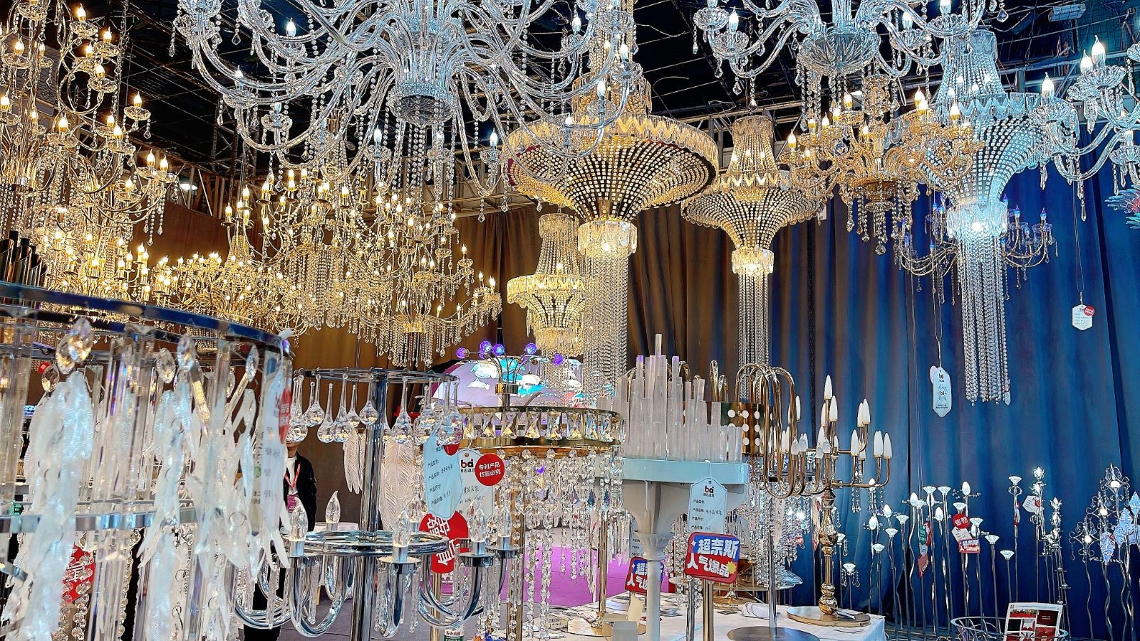 COTV全球直播-广东博达道具有限公司专业生产婚庆道具、美陈道具、宴会厅道具、软装道具及户外亮化灯具 、公共音响系统等产品,承接一站式设计、生产、落地施工一条龙服务,欢迎大家光临! COTV全球直播-广东博达道具有限公司专业生产婚庆道具、美陈道具、宴会厅道具、软装道具及户外亮化灯具 、公共音响系统等产品,承接一站式设计、生产、落地施工一条龙服务,欢迎大家光临!