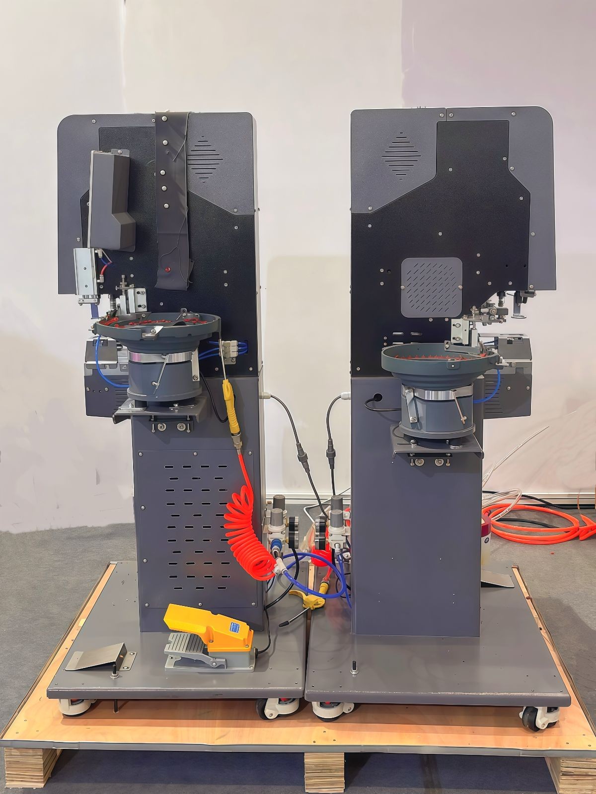 COTV全球直播-温州市煜丰机械制造厂专业生产自动冲孔打扣机、五爪扣，摇头扣、铆钉、四合扣、槽扣、鸡眼扣、自动冲孔打扣窗帘环一体机以及自动上胶围拉链机、锤平机、折边机、包条机，欢迎大家光临！