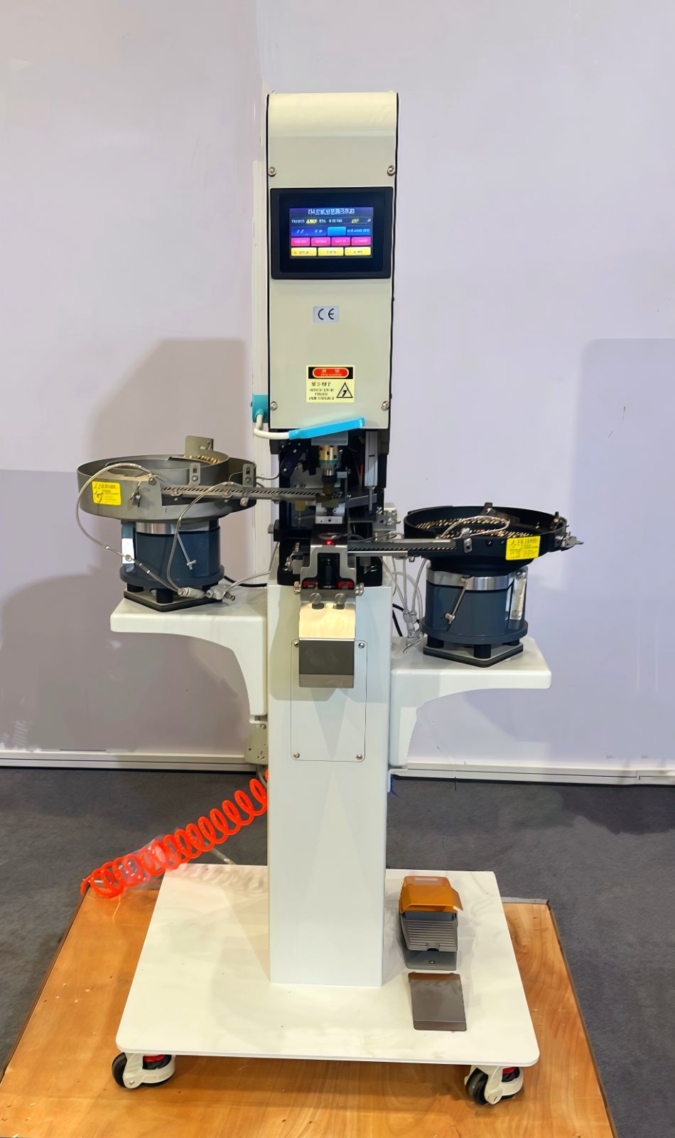 COTV全球直播-温州市煜丰机械制造厂专业生产自动冲孔打扣机、五爪扣，摇头扣、铆钉、四合扣、槽扣、鸡眼扣、自动冲孔打扣窗帘环一体机以及自动上胶围拉链机、锤平机、折边机、包条机，欢迎大家光临！