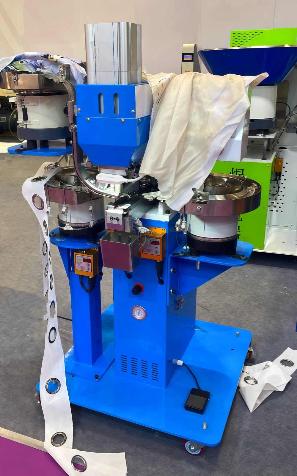 COTV全球直播-温州市煜丰机械制造厂专业生产自动冲孔打扣机、五爪扣，摇头扣、铆钉、四合扣、槽扣、鸡眼扣、自动冲孔打扣窗帘环一体机以及自动上胶围拉链机、锤平机、折边机、包条机，欢迎大家光临！