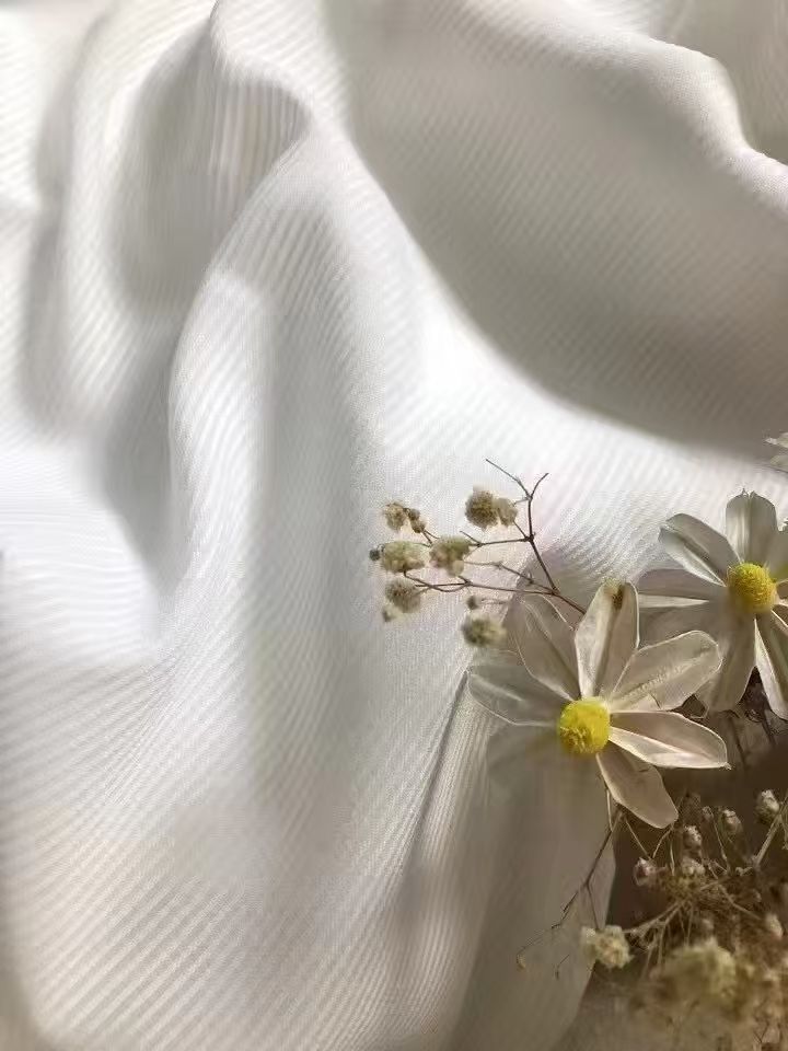 COTV全球直播-绍兴览致纺织品有限公司专业经营纺织品家纺窗帘的设计、加工生产和销售，拥有大型样品展厅和仓库及窗帘产品加工生产基地,欢迎新老客户洽谈采购！总经理崔红彬欢迎大家光临！