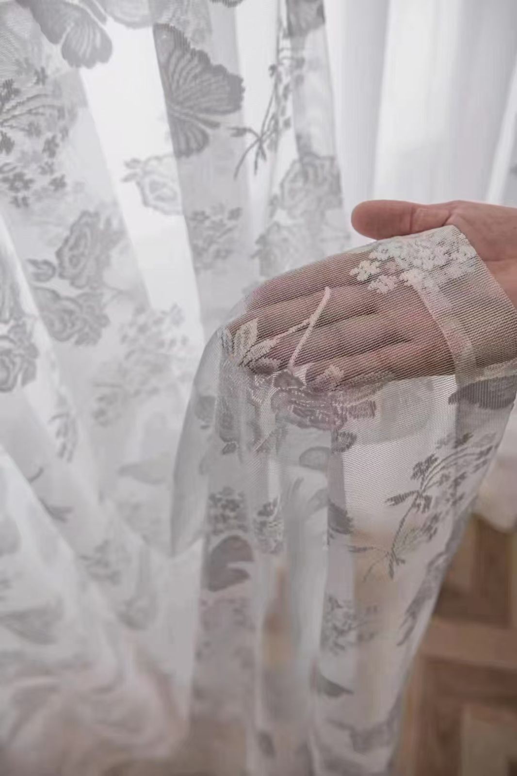 COTV全球直播-绍兴览致纺织品有限公司专业经营纺织品家纺窗帘的设计、加工生产和销售，拥有大型样品展厅和仓库及窗帘产品加工生产基地,欢迎新老客户洽谈采购！总经理崔红彬欢迎大家光临！