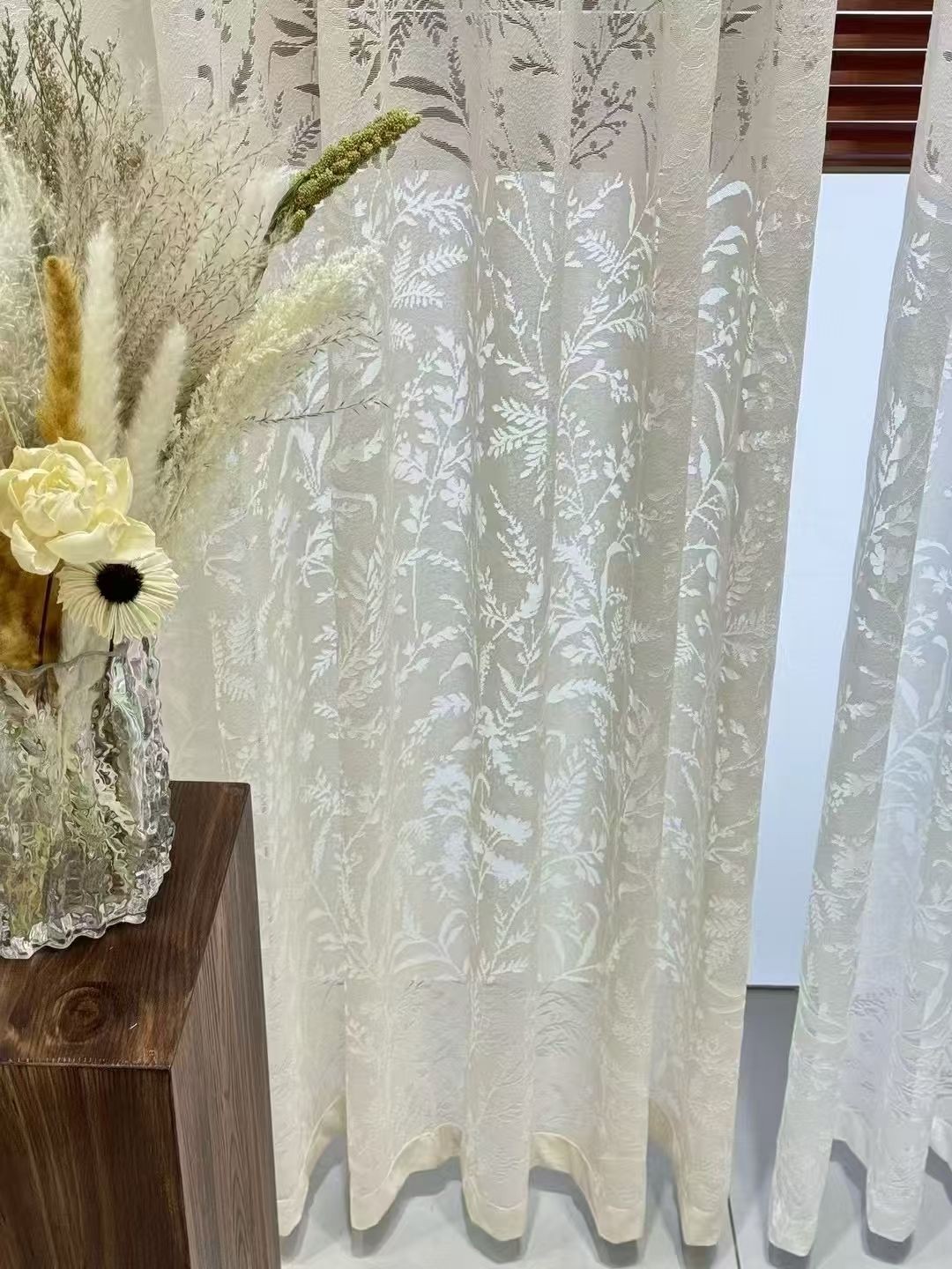 COTV全球直播-绍兴览致纺织品有限公司专业经营纺织品家纺窗帘的设计、加工生产和销售，拥有大型样品展厅和仓库及窗帘产品加工生产基地,欢迎新老客户洽谈采购！总经理崔红彬欢迎大家光临！