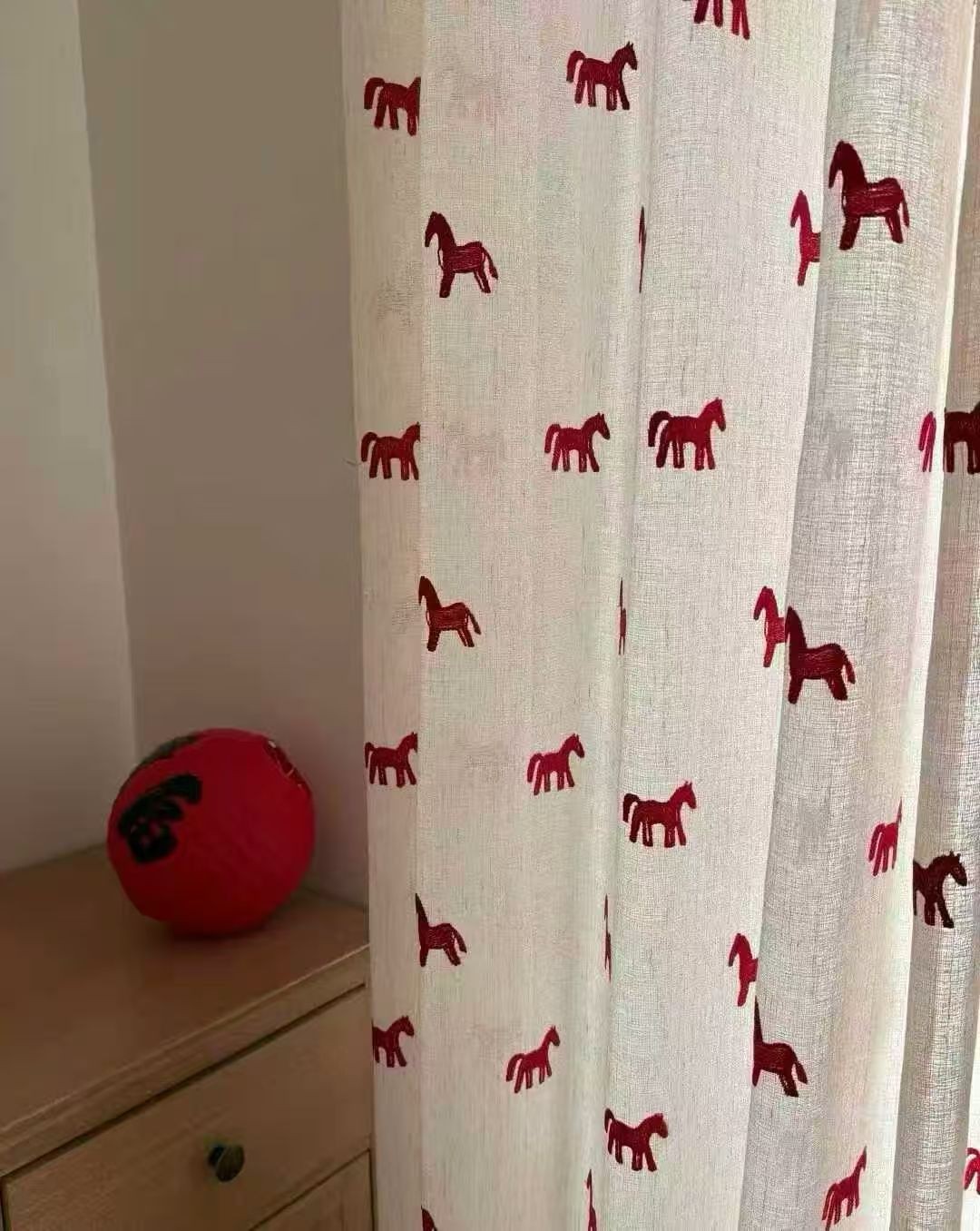 COTV全球直播-绍兴览致纺织品有限公司专业经营纺织品家纺窗帘的设计、加工生产和销售，拥有大型样品展厅和仓库及窗帘产品加工生产基地,欢迎新老客户洽谈采购！总经理崔红彬欢迎大家光临！