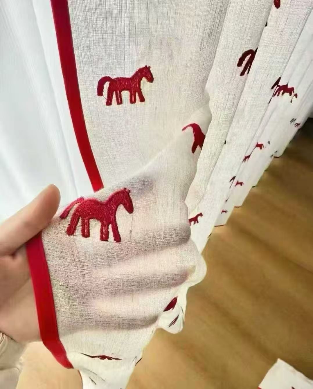 COTV全球直播-绍兴览致纺织品有限公司专业经营纺织品家纺窗帘的设计、加工生产和销售，拥有大型样品展厅和仓库及窗帘产品加工生产基地,欢迎新老客户洽谈采购！总经理崔红彬欢迎大家光临！