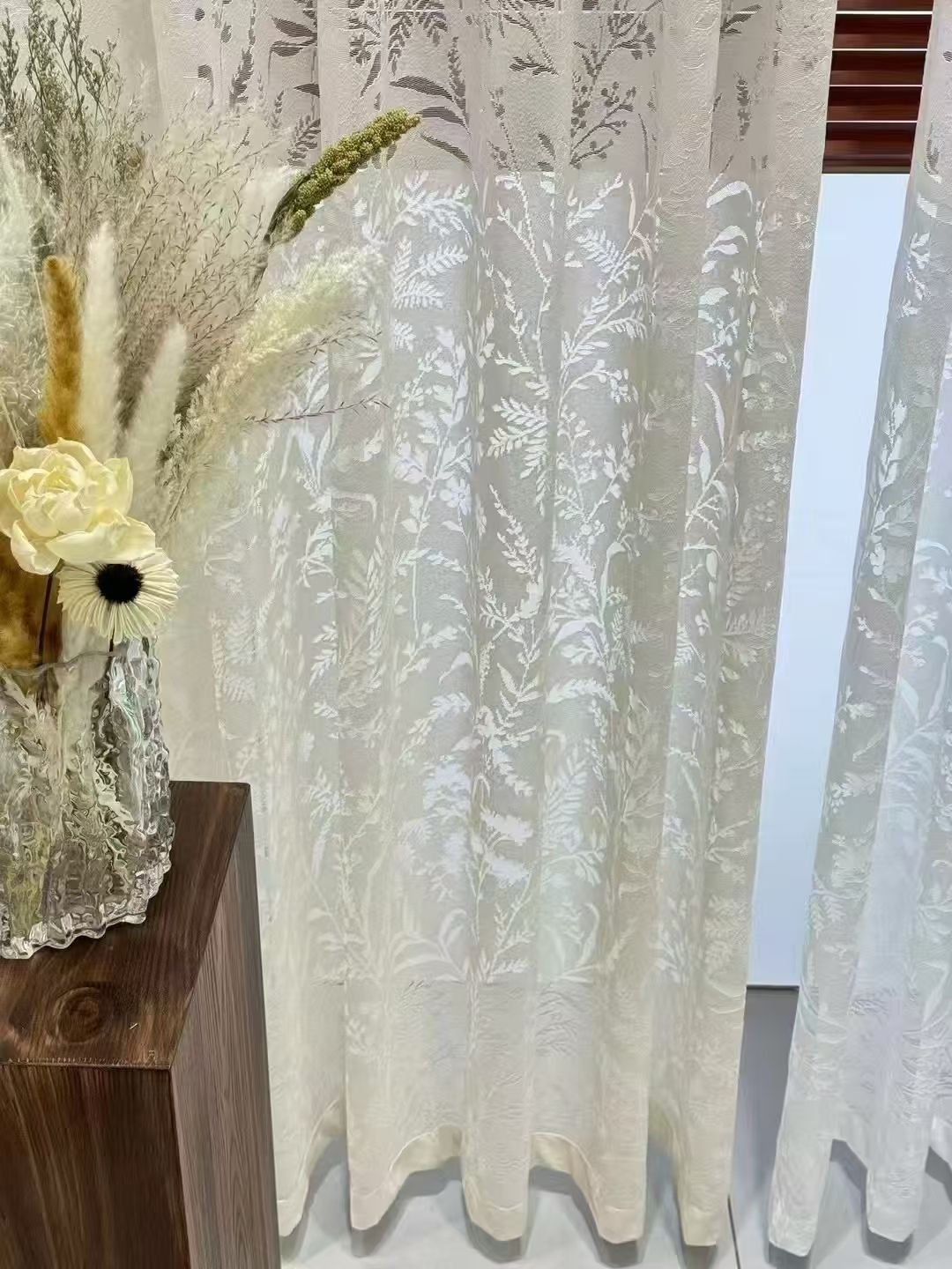 COTV全球直播-绍兴览致纺织品有限公司专业经营纺织品家纺窗帘的设计、加工生产和销售，拥有大型样品展厅和仓库及窗帘产品加工生产基地,欢迎新老客户洽谈采购！总经理崔红彬欢迎大家光临！