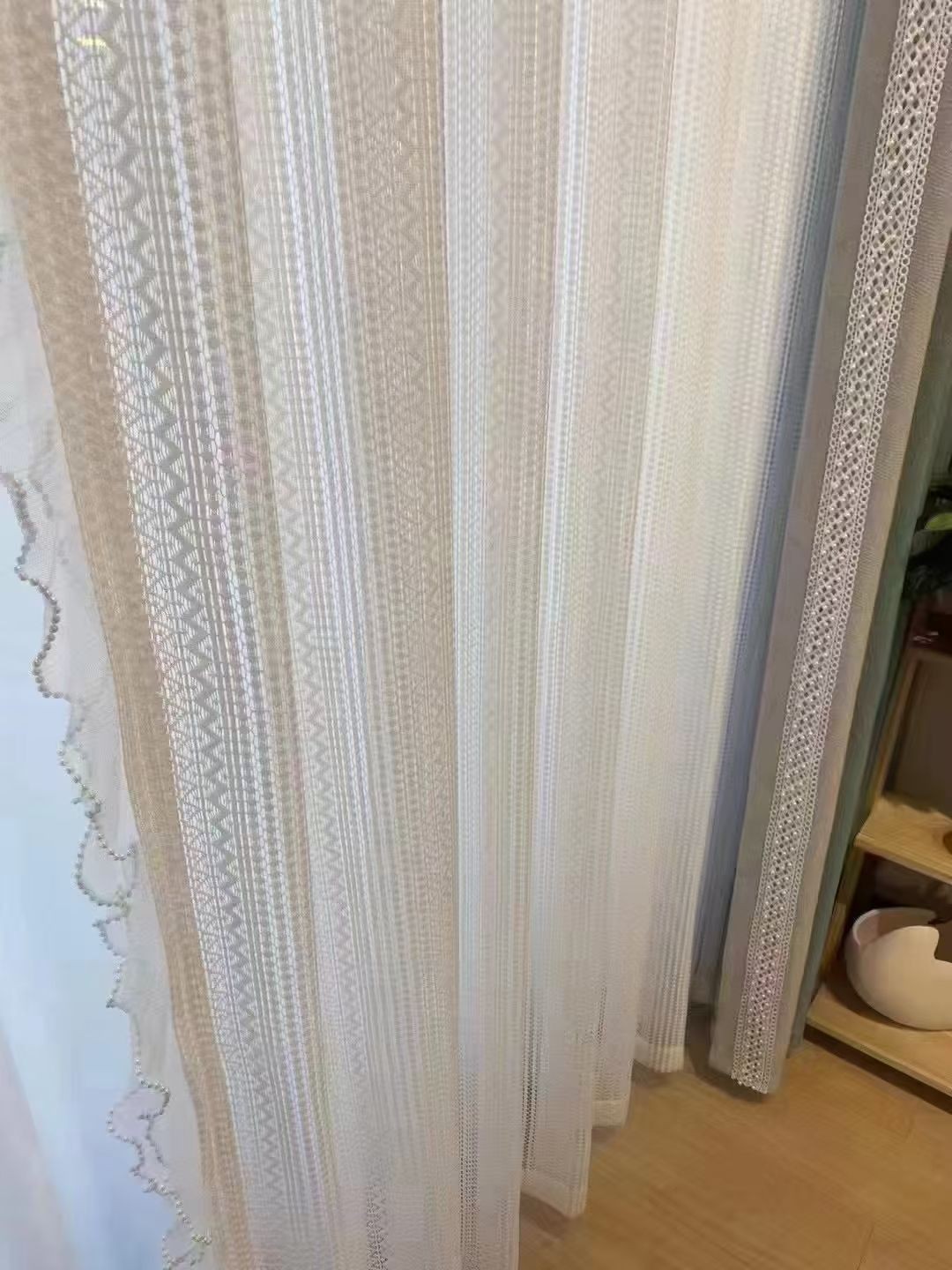 COTV全球直播-绍兴览致纺织品有限公司专业经营纺织品家纺窗帘的设计、加工生产和销售，拥有大型样品展厅和仓库及窗帘产品加工生产基地,欢迎新老客户洽谈采购！总经理崔红彬欢迎大家光临！