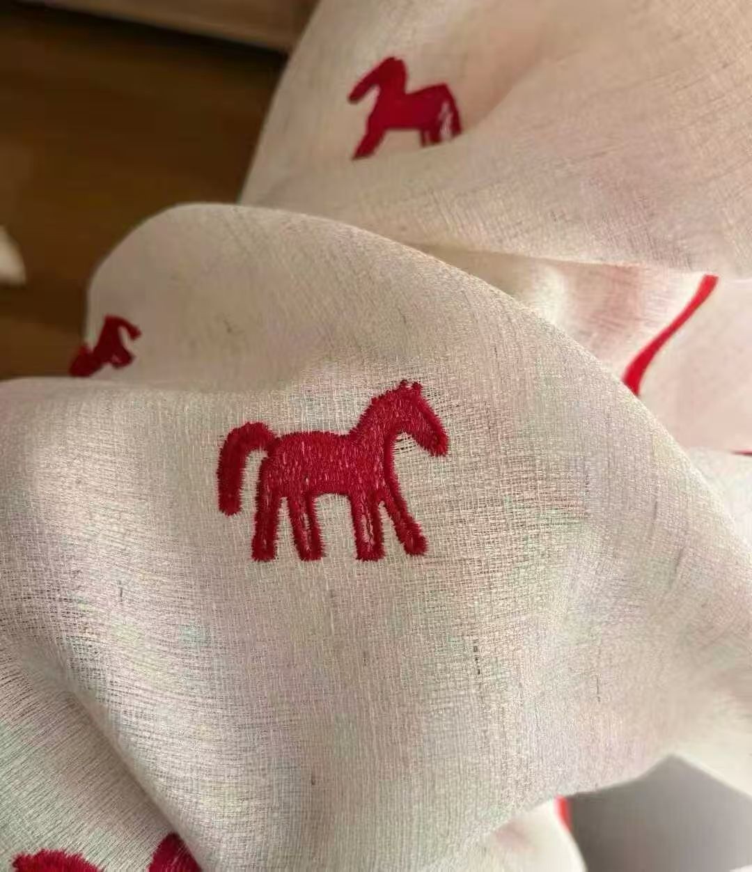 COTV全球直播-绍兴览致纺织品有限公司专业经营纺织品家纺窗帘的设计、加工生产和销售，拥有大型样品展厅和仓库及窗帘产品加工生产基地,欢迎新老客户洽谈采购！总经理崔红彬欢迎大家光临！