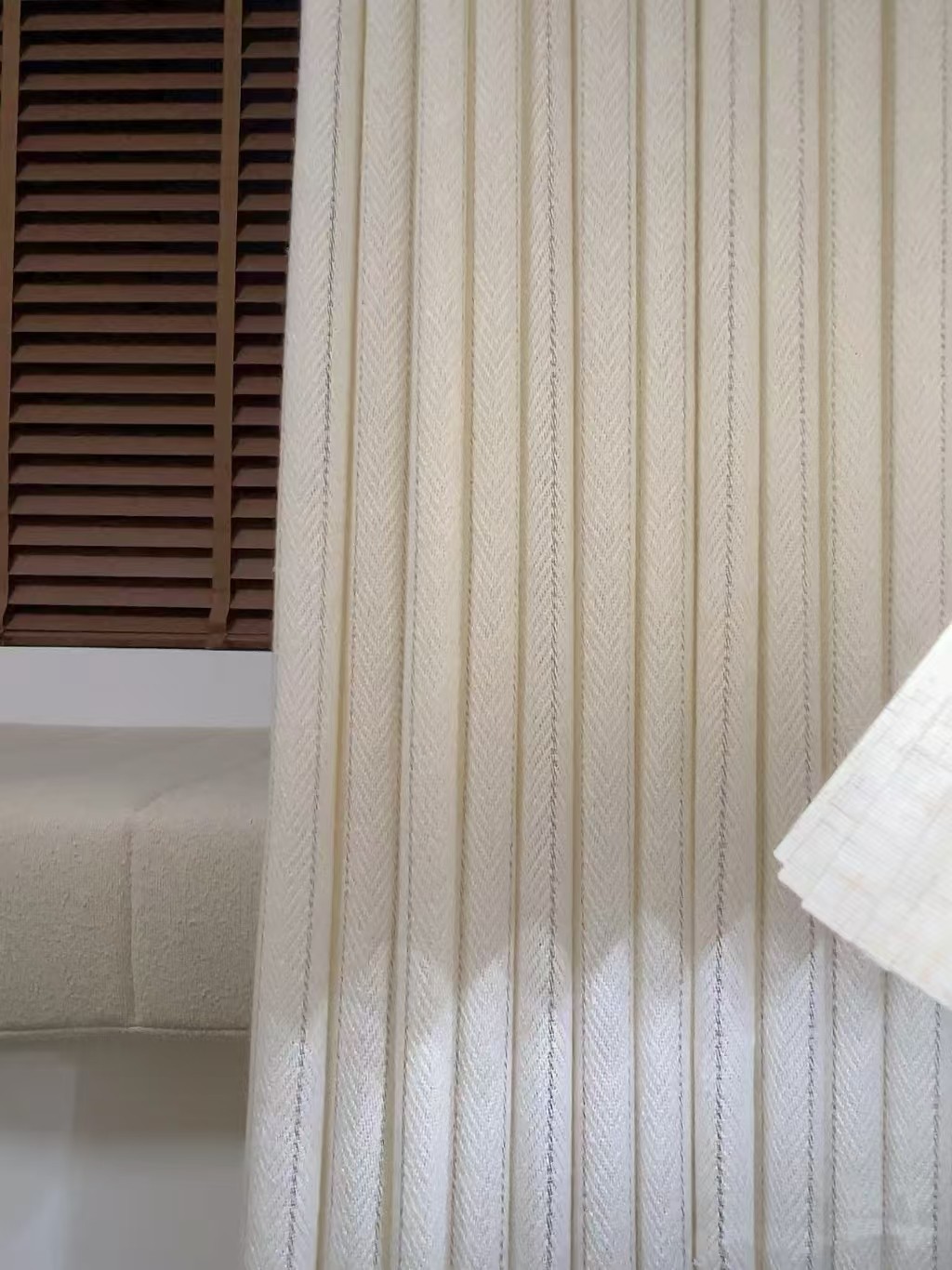 COTV全球直播-绍兴览致纺织品有限公司专业经营纺织品家纺窗帘的设计、加工生产和销售，拥有大型样品展厅和仓库及窗帘产品加工生产基地,欢迎新老客户洽谈采购！总经理崔红彬欢迎大家光临！