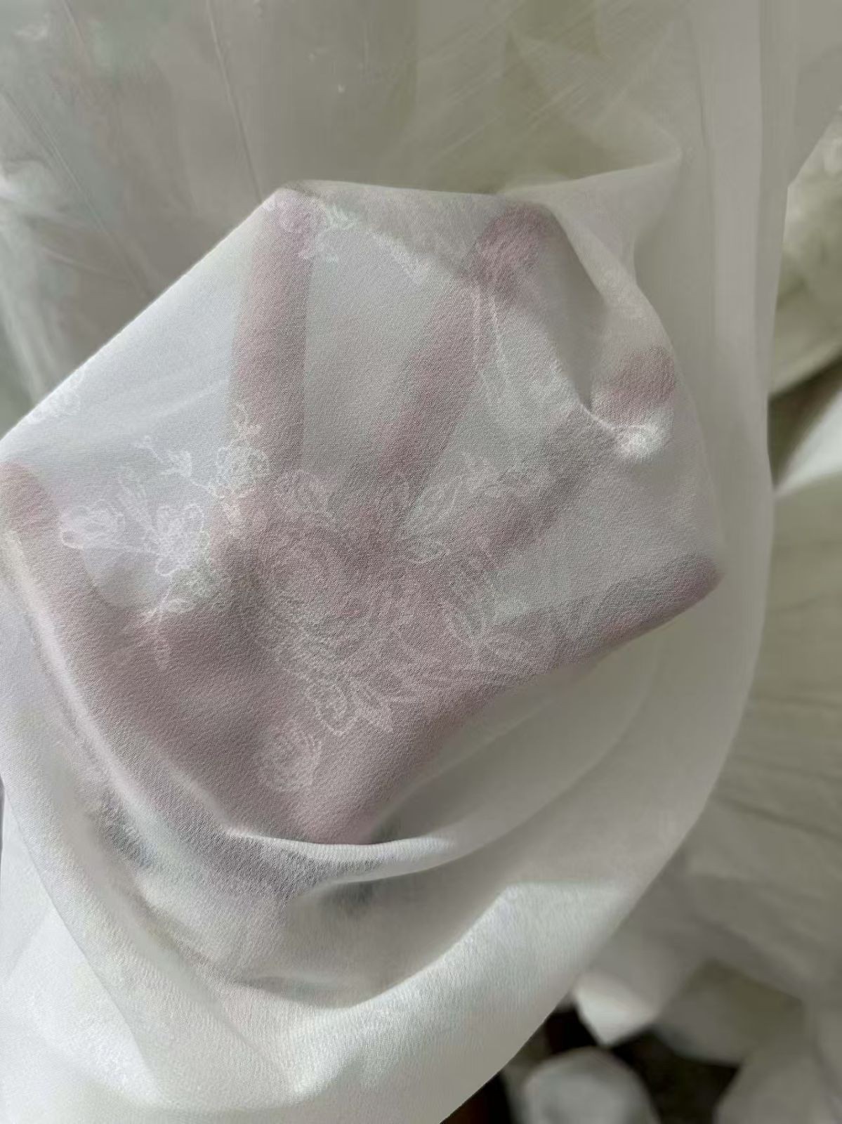 COTV全球直播-绍兴览致纺织品有限公司专业经营纺织品家纺窗帘的设计、加工生产和销售，拥有大型样品展厅和仓库及窗帘产品加工生产基地,欢迎新老客户洽谈采购！总经理崔红彬欢迎大家光临！