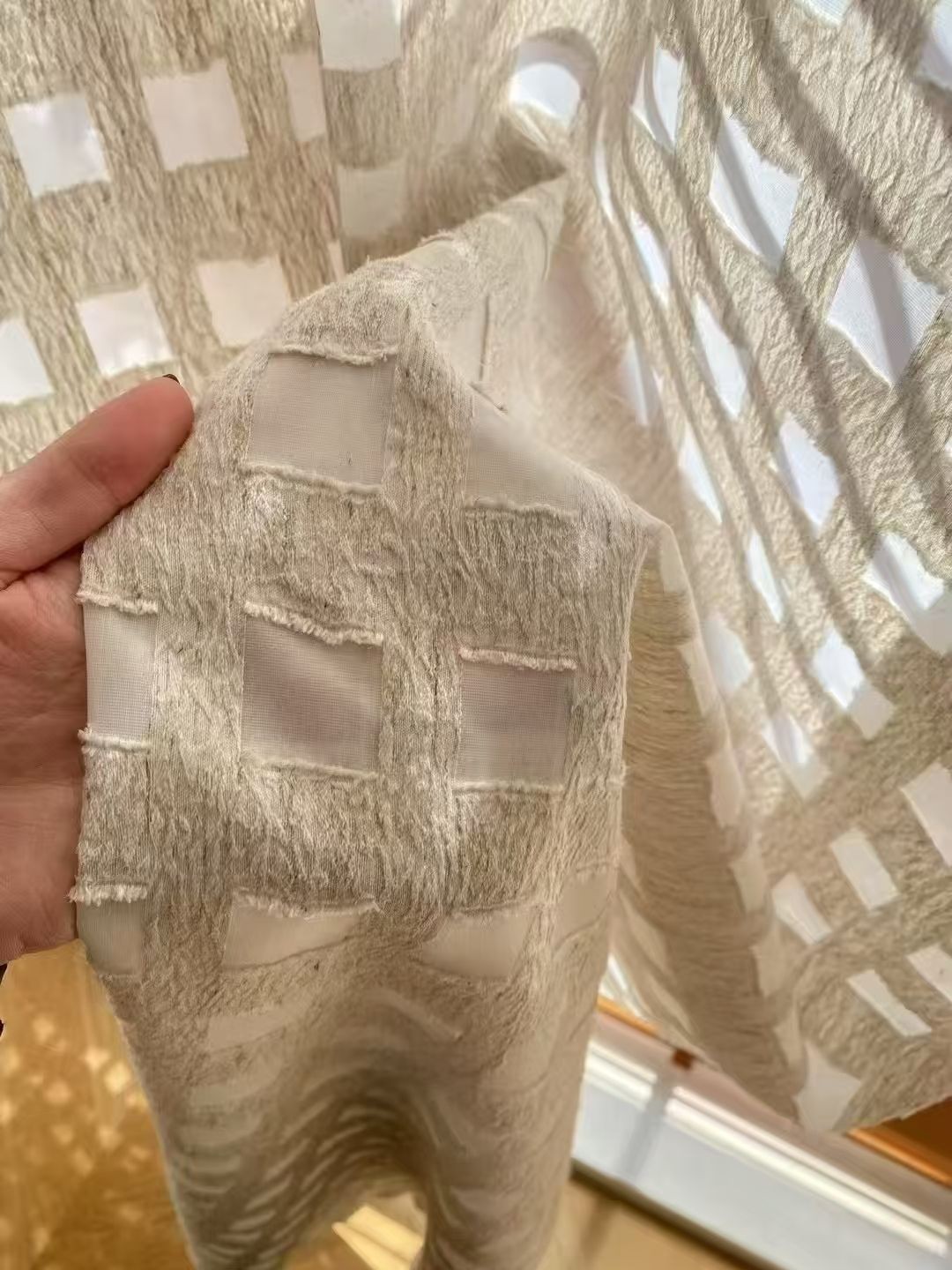 COTV全球直播-绍兴览致纺织品有限公司专业经营纺织品家纺窗帘的设计、加工生产和销售，拥有大型样品展厅和仓库及窗帘产品加工生产基地,欢迎新老客户洽谈采购！总经理崔红彬欢迎大家光临！