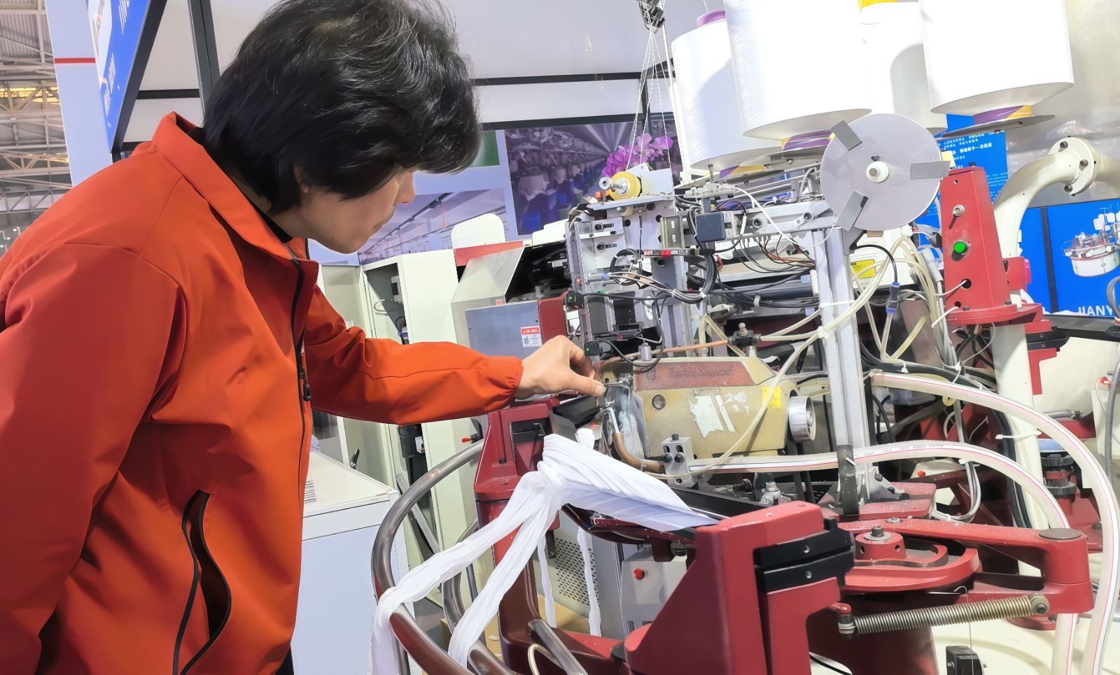 COTV全球直播-义乌市剑影纺织科技有限公司专业研发生产: 自动联合缝档一体机、自动缝头机、双管缝头机、双管自动剪线机等纺织袜机机械产品，欢迎大家光临！