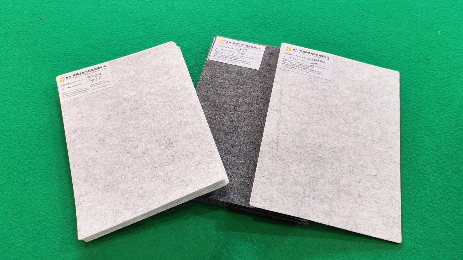 COTV全球直播-常熟市新力鞋材有限公司专业生产:抗静电无纺布中底、等劳保鞋材料；黑色、白色、灰色软硬毛毡、阻燃无纺布等汽车用毡及家居、家电用无纺布；黑白色帽衬用无纺布；特厚特硬等产品，欢迎大家光临！