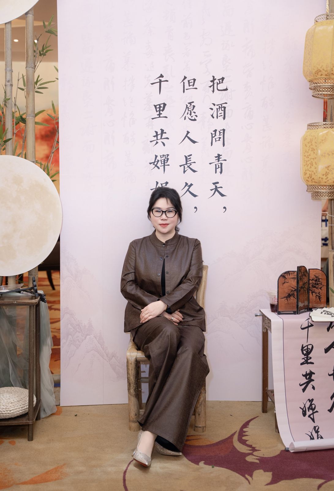 COTV全球直播-东阳市维卡饰品有限公司专业生产：新娘头带、发梳、腰带、手棒花、胸花、鞋花、服装辅料等产品；设计时尚、做工精制，款式多样，欢迎大家光临！