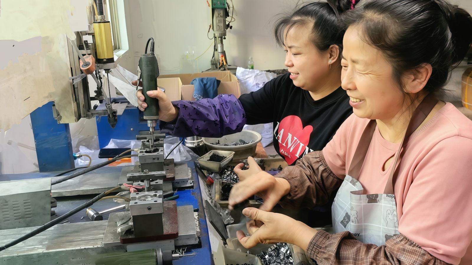 COTV全球直播-温州荣山科技有限公司专业生产: 各种喷枪、电弧、卡子炉、点火枪等产品；广泛应用于酒店、企事业食堂、家庭以及户外野炊等领域，款式多样，现货供应，欢迎大家光临！