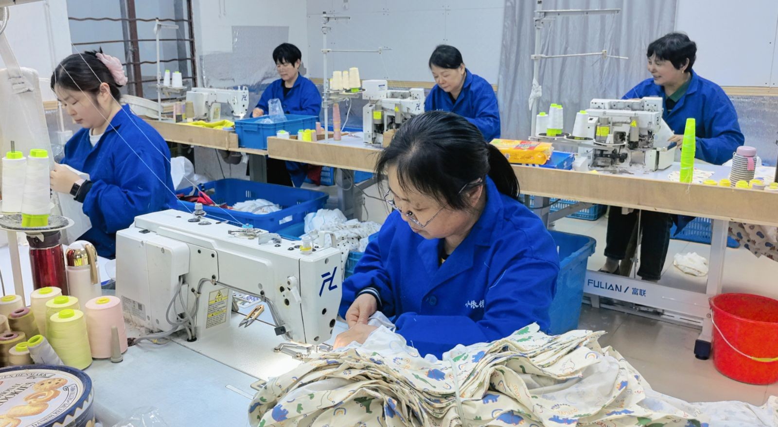 COTV全球直播-杭州天婷缘实业有限公司旗下杭州萧山党湾小依依服装厂专业研发生产：“Zizipuff仔仔泡芙”品牌系列针织童装、纺织童装，包括牛仔童装及各种全棉童装系列产品，源头工厂，欢迎大家光临！