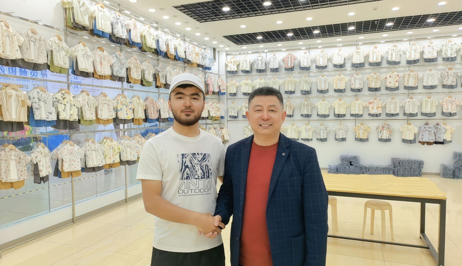 COTV全球直播-杭州天婷缘实业有限公司旗下杭州萧山党湾小依依服装厂专业研发生产：“Zizipuff仔仔泡芙”品牌系列针织童装、纺织童装，包括牛仔童装及各种全棉童装系列产品，源头工厂，欢迎大家光临！