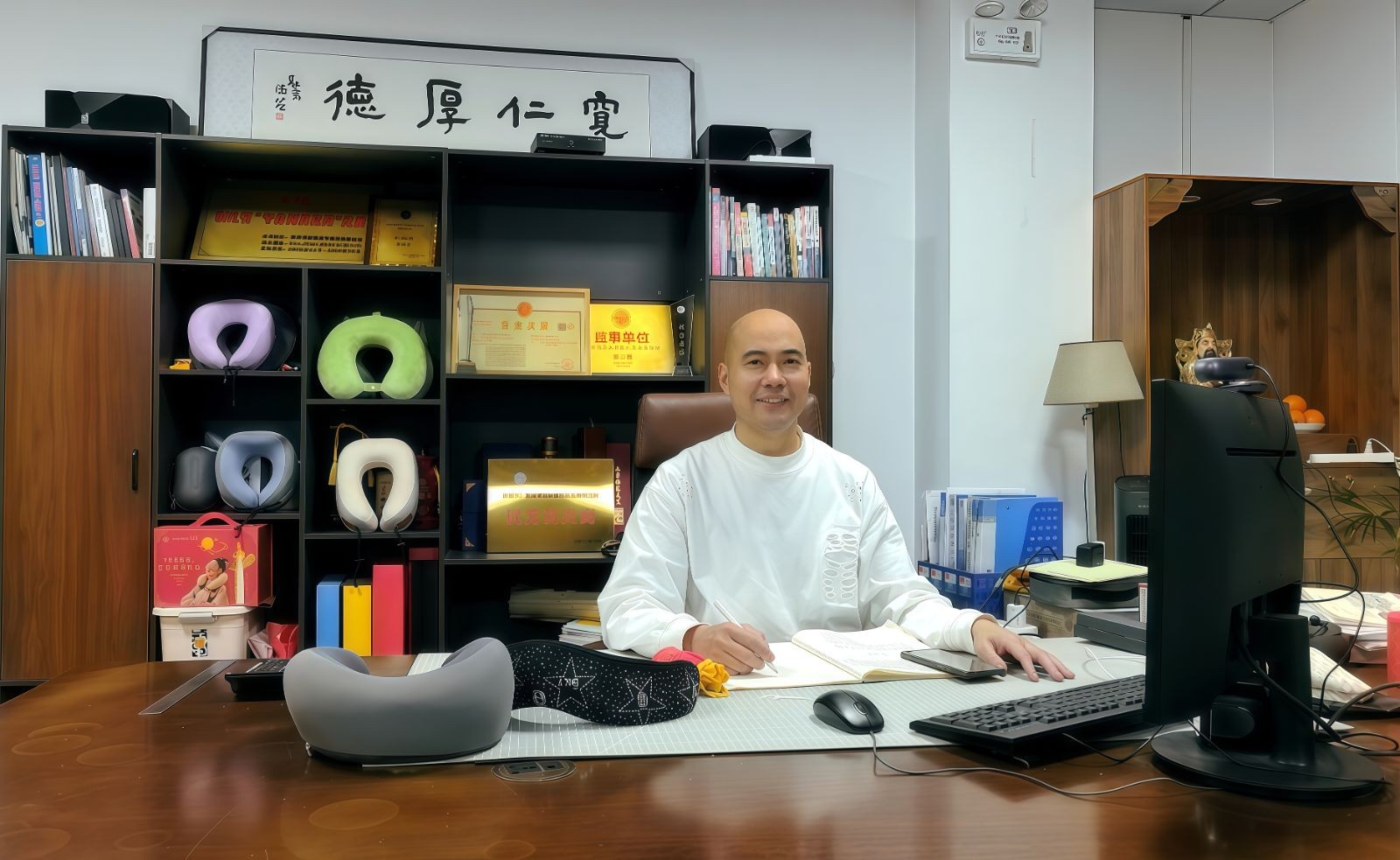 COTV全球直播-温州市文舟商务礼品有限公司专业生产:美容化妆品包、洗漱包、工具包、电器包、酒品包、理发工具，垂钓用具，文教及体育用品，大健康行业，摄影器材，礼品包等产品，欢迎大家光临！
