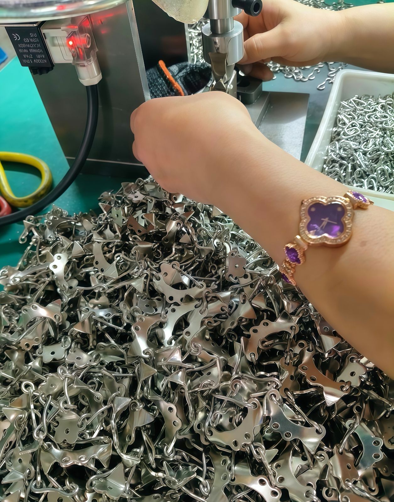 COTV全球直播-义乌市下堡电子商务有限公司专业生产5齿葫芦、8齿链条及钢爪、10齿黄钉及钢爪，24齿链条、26齿不锈钢等防滑鞋套冰爪及冰爪材料和半成品等产品，欢迎大家光临！