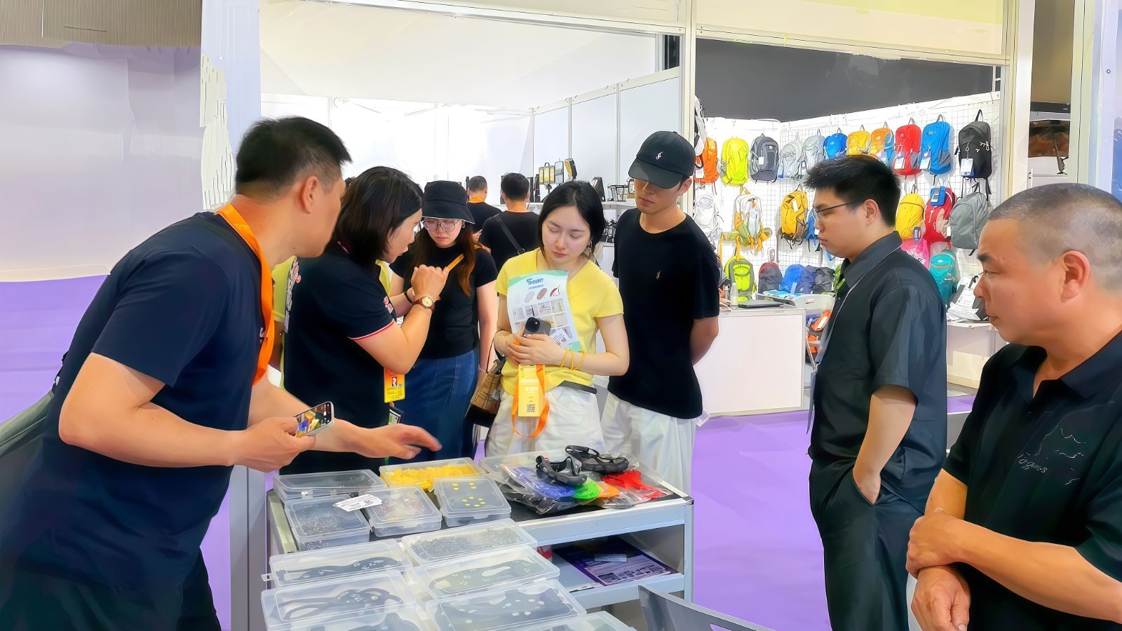 COTV全球直播-义乌市下堡电子商务有限公司专业生产5齿葫芦、8齿链条及钢爪、10齿黄钉及钢爪，24齿链条、26齿不锈钢等防滑鞋套冰爪及冰爪材料和半成品等产品，欢迎大家光临！