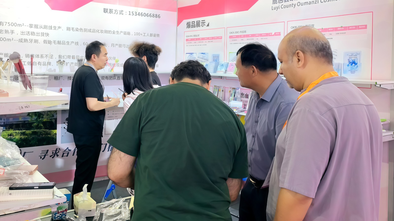 COTV全球直播-鹿邑县欧曼资化妆用具有限公司专业生产各种化妆刷、美妆刷，潮流多款睫毛，成人牙刷、儿童牙刷等产品，源头工厂，欢迎大家光临！