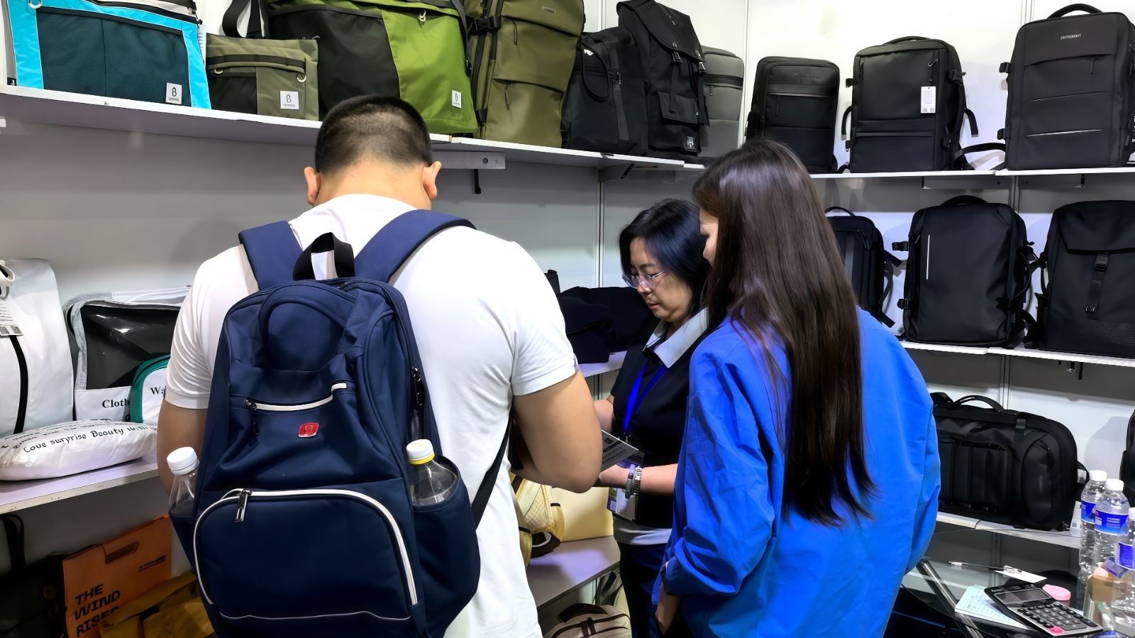COTV全球直播-迪先箱包（广州）有限责任公司专业生产公文包、手袋、双肩背包、收纳包、斜挎包、文件夹、汽车资料包等各种款式箱包产品，欢迎大家光临！