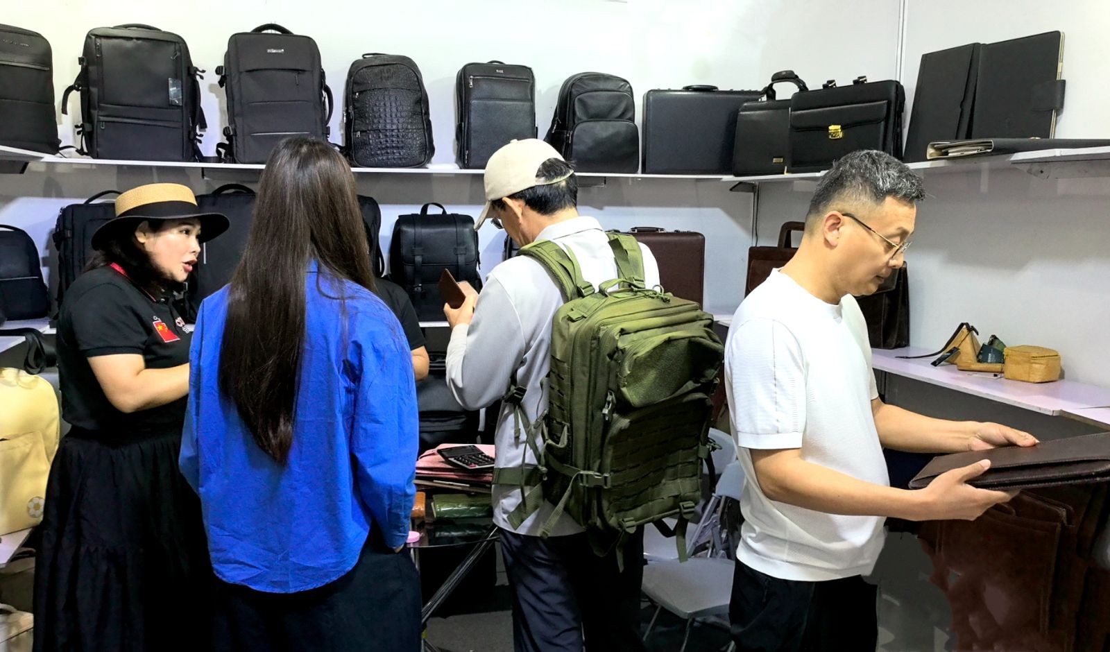 COTV全球直播-迪先箱包（广州）有限责任公司专业生产公文包、手袋、双肩背包、收纳包、斜挎包、文件夹、汽车资料包等各种款式箱包产品，欢迎大家光临！