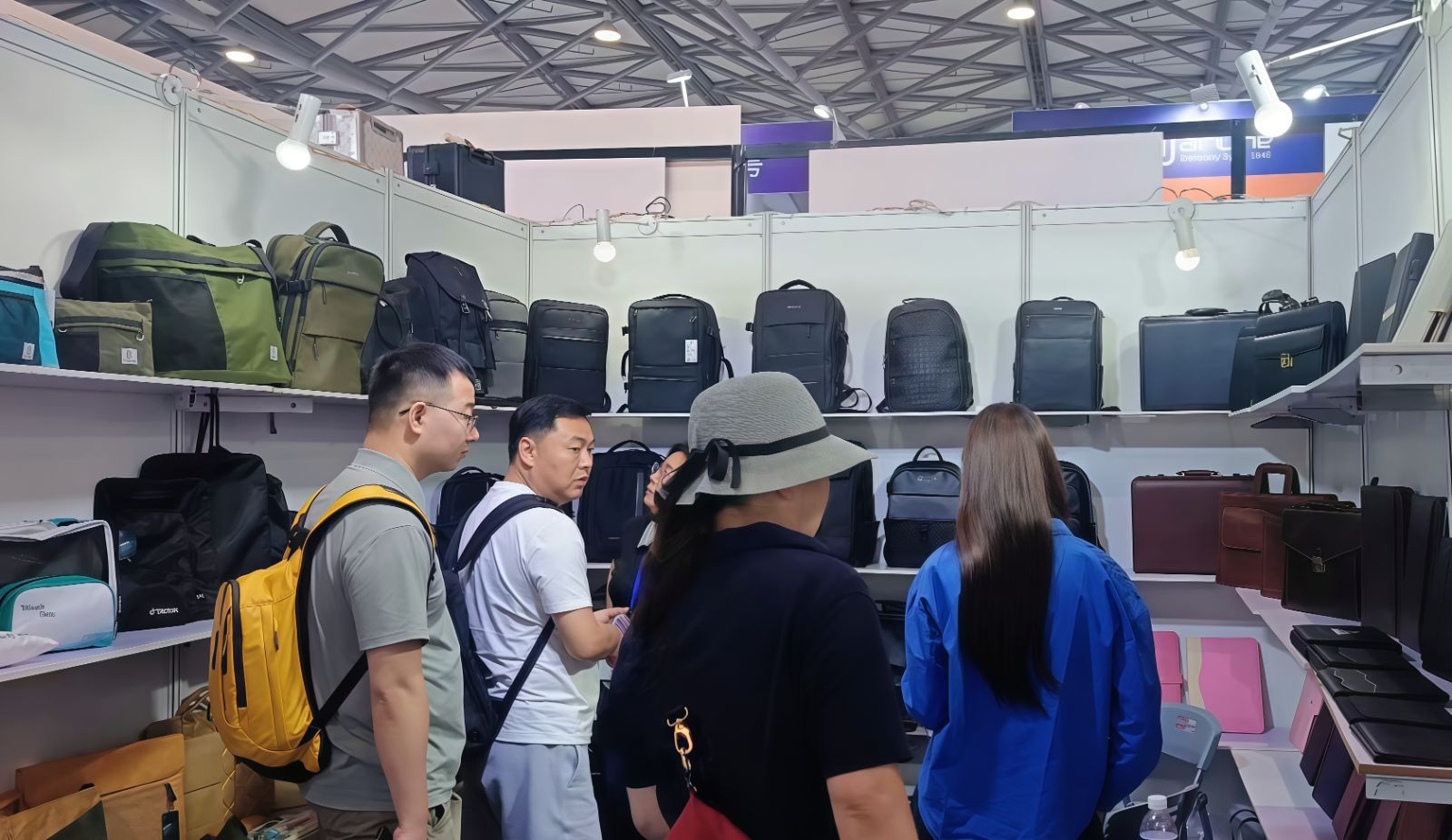 COTV全球直播-迪先箱包（广州）有限责任公司专业生产公文包、手袋、双肩背包、收纳包、斜挎包、文件夹、汽车资料包等各种款式箱包产品，欢迎大家光临！