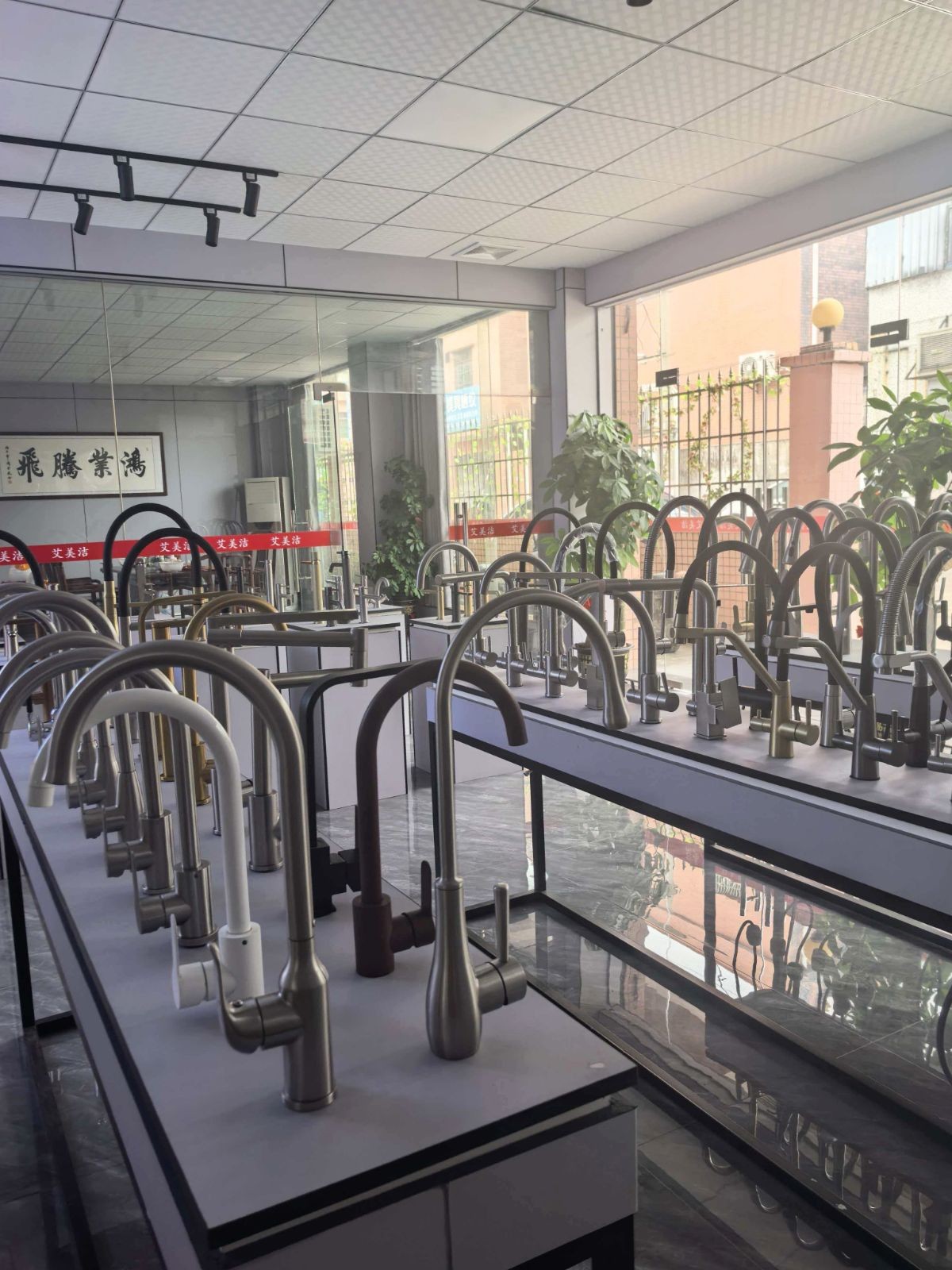 COTV全球直播-开平市艾美洁卫浴有限公司专业生产SUS304不锈钢水龙头、不锈钢花洒、不锈钢浴缸水龙头花洒、厨房面盆龙头、抽拉水龙头、过滤净水龙头以及洗脸盆等系列洁具产品、源头工厂，欢迎大家光临！