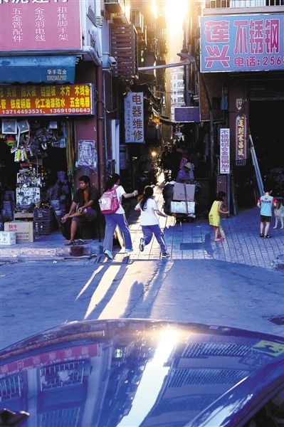 黄贝岭村，两名学生在放学后跑回家，她们居住的这片城中村即将消失