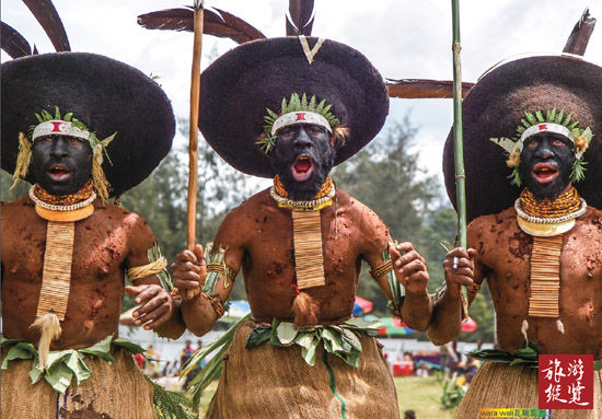 那塔黑瓦族(NETA HEWA)以黄土涂身，黑漆抹脸，肌肉健硕，骨骼棱角分明。