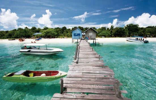 仙本那原来只是马来西亚一个小渔村，不过现在它已经是著名的海底世界旅游中心了