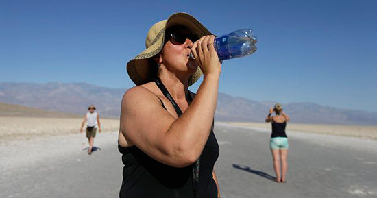 死亡谷还有人“活着”：一名意大利游客在南加利福利亚沙漠喝水补充水分