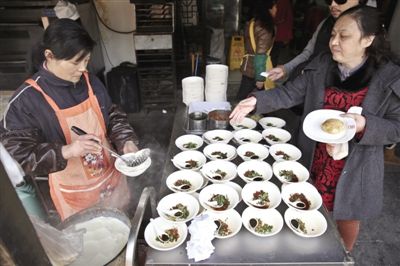 扬州东关街卖黄桥烧饼和豆腐脑的小餐馆。