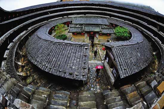 　　世界遗产福建龙岩永定土楼雨雾中更显神秘。 　　姜克红摄