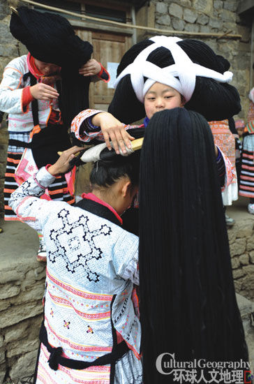 需要在她人的帮助下，才能完成