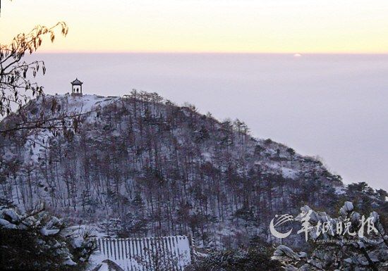 泰山雪后，观府峰沐浴在落日的余晖之中 徐速绘 摄