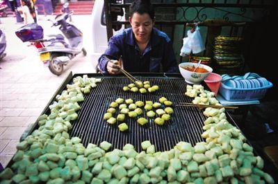 烤臭豆腐。