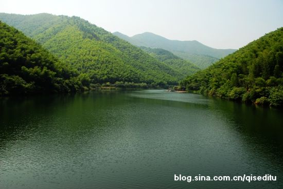 新浪旅游配图：竹林环抱的湖泊 摄影：七色地图