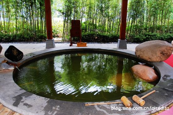 新浪旅游配图：竹林里的温泉 摄影：七色地图
