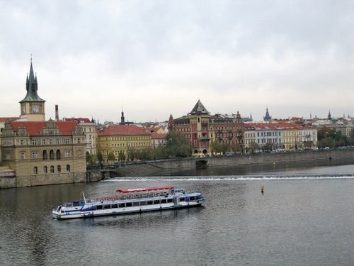 布拉格两岸的城市风光