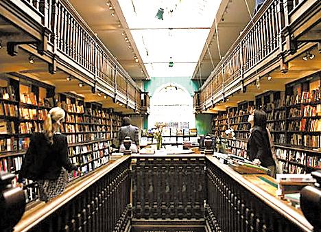 Daunt Books长排橡木书架和橡木扶手楼梯